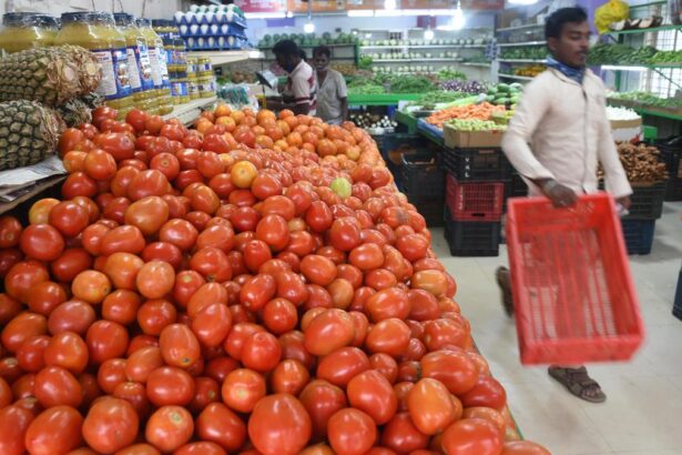 A kg of tomato to likely cost over ₹100 soon